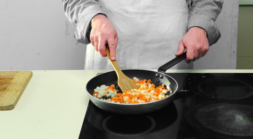 Фото приготовления рецепта: Постные щи из квашеной капусты с грибами, шаг №3
