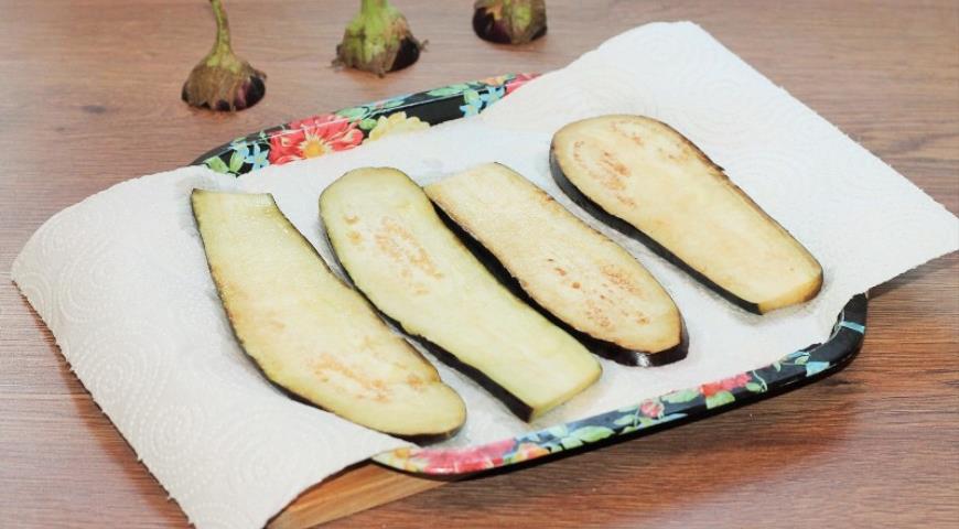 Фото приготовления рецепта: Маринованные баклажаны в укропной заливке, шаг №4