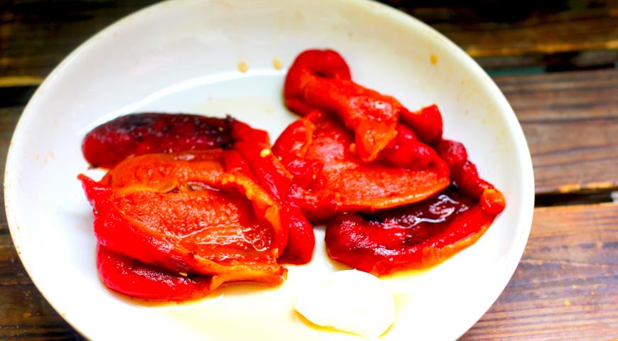 Фото приготовления рецепта: Запеченные перцы с чесноком и брынзой, шаг №2