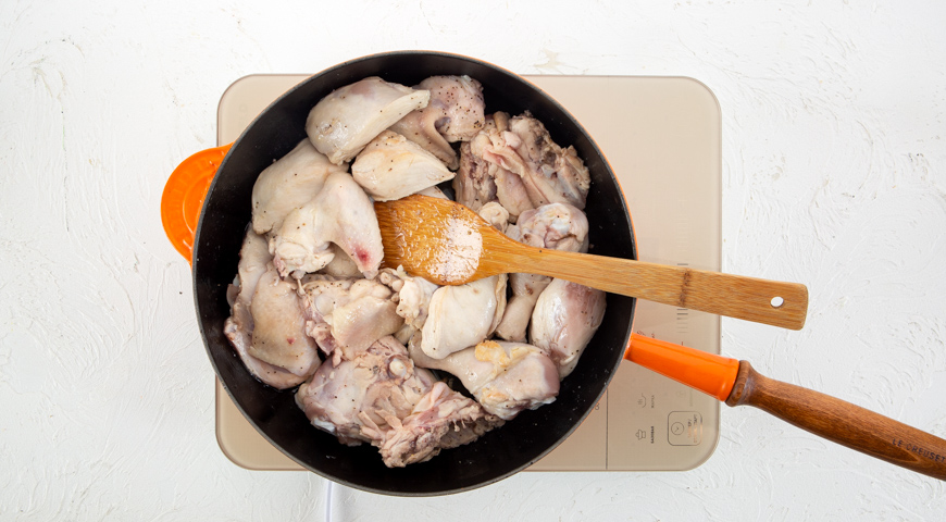 Фрикассе из цыпленка от Поля Бокюза, прогревание цыпленка на сковороде