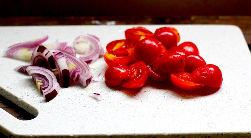 Фото приготовления рецепта: Осьминожки с овощами и кешью, шаг №2