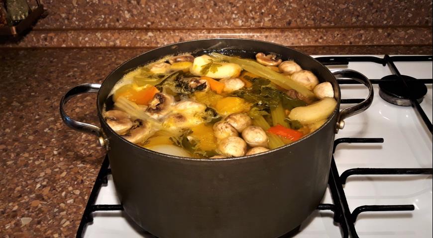 Фото приготовления рецепта: Суп-пюре из сезонных овощей, шаг №3