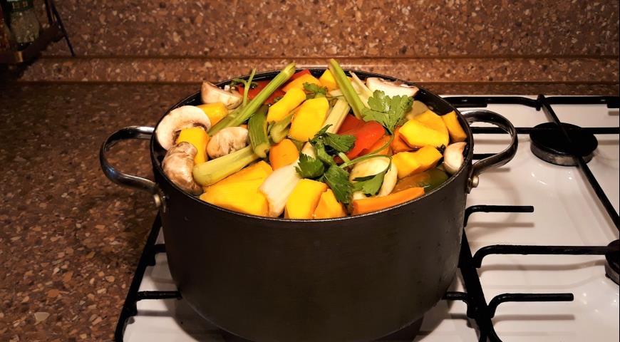 Фото приготовления рецепта: Суп-пюре из сезонных овощей, шаг №2