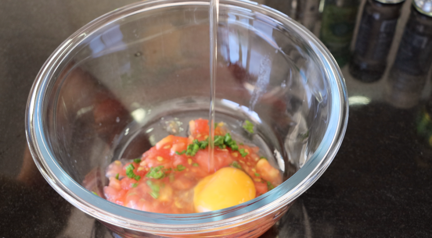 Фото приготовления рецепта: Простой и легкий завтрак из яиц и помидоров, шаг №2