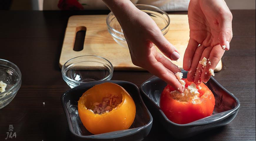 Фото приготовления рецепта: Запеченные помидоры, шаг №7