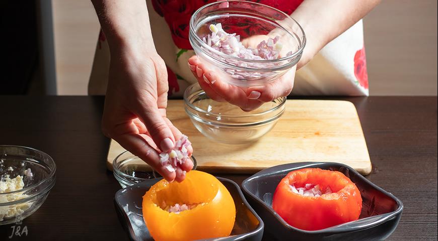 Фото приготовления рецепта: Запеченные помидоры, шаг №6