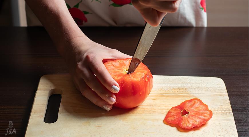 Фото приготовления рецепта: Запеченные помидоры, шаг №4