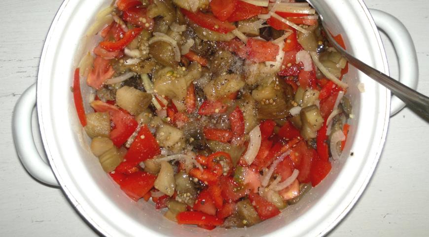 Фото приготовления рецепта: Салат из баклажанов, шаг №8