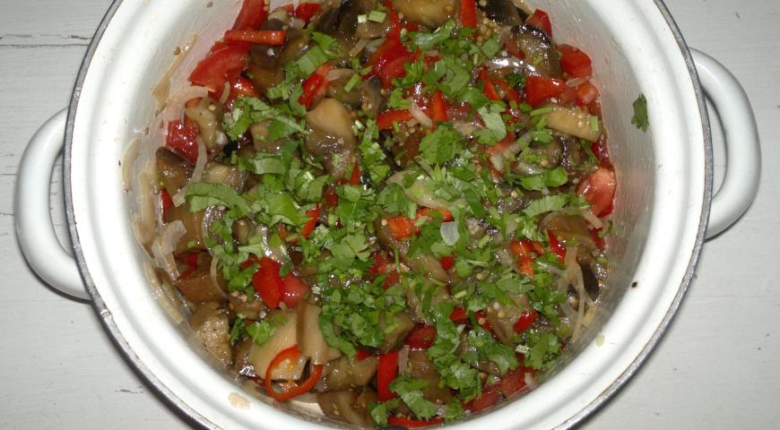 Фото приготовления рецепта: Салат из баклажанов, шаг №9