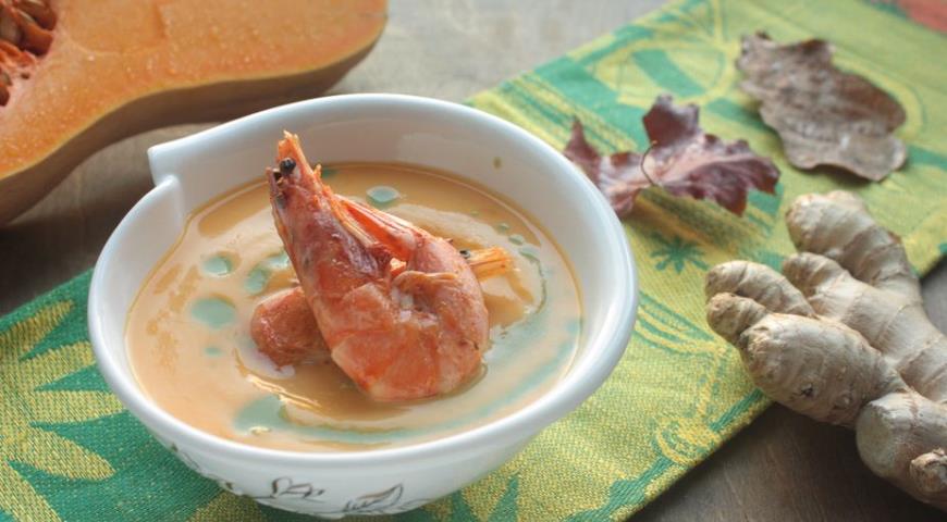 Фото приготовления рецепта: Пряный тыквенный суп с креветками и зеленым чатни, шаг №7