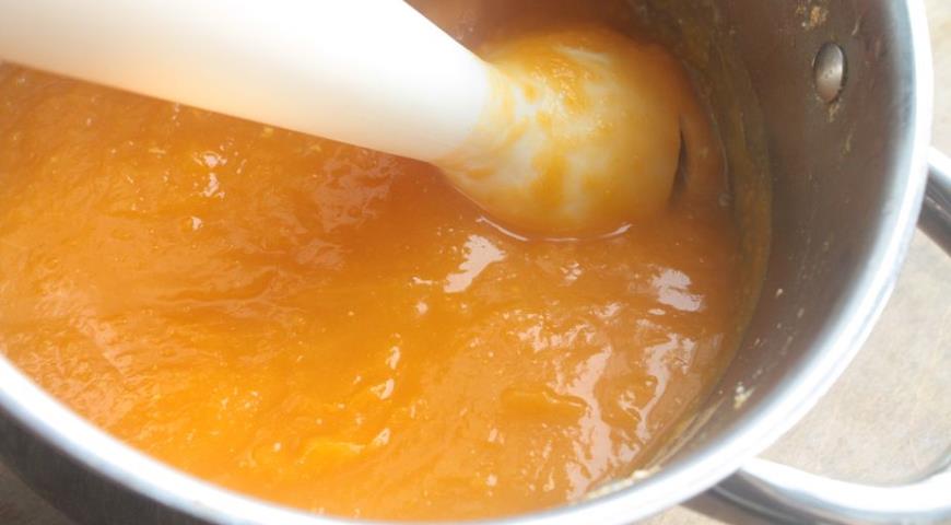 Фото приготовления рецепта: Пряный тыквенный суп с креветками и зеленым чатни, шаг №3
