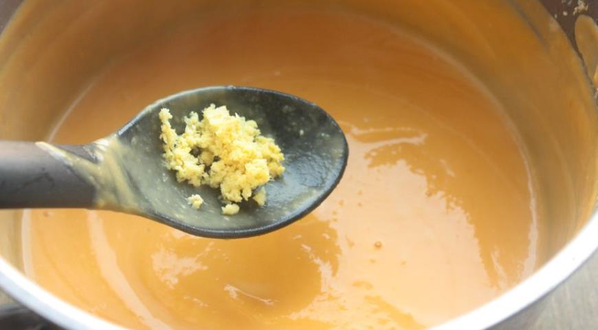 Фото приготовления рецепта: Пряный тыквенный суп с креветками и зеленым чатни, шаг №4