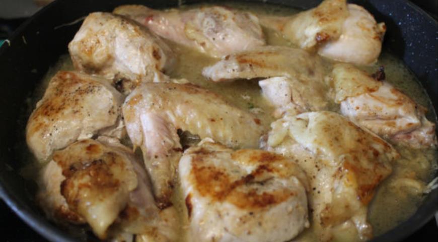 Фото приготовления рецепта: Курица с соусом из сельдерея, шаг №4