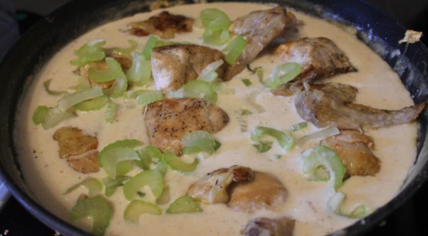 Фото приготовления рецепта: Курица с соусом из сельдерея, шаг №9