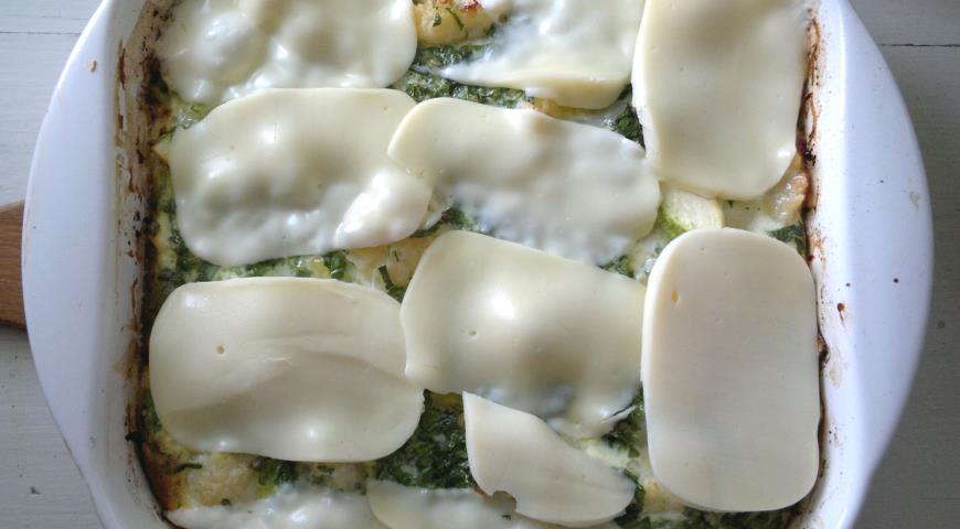 Фото приготовления рецепта: Овощная запеканка со шпинатом в сливочной заливке, шаг №9