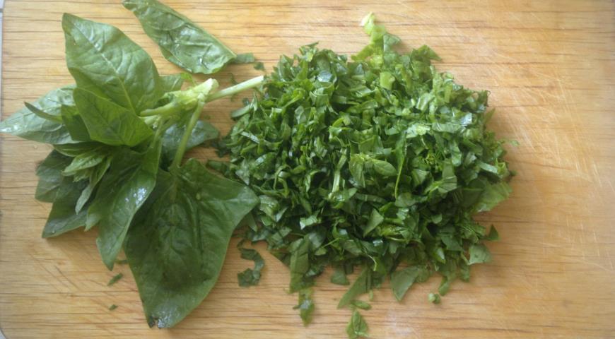 Фото приготовления рецепта: Овощная запеканка со шпинатом в сливочной заливке, шаг №4