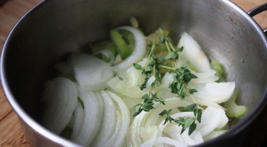Фото приготовления рецепта: Двухцветный суп-пюре из фасоли, шаг №4