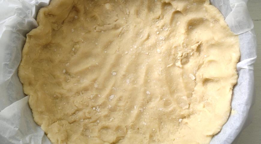 Фото приготовления рецепта: Тарт с творожно-сливочной начинкой и вишней, шаг №9