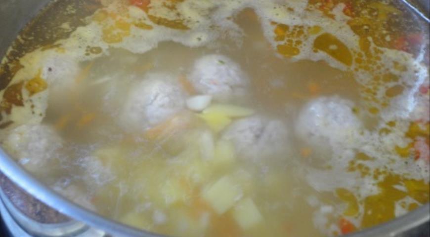Фото приготовления рецепта: Сливочный суп с фрикадельками, шаг №6
