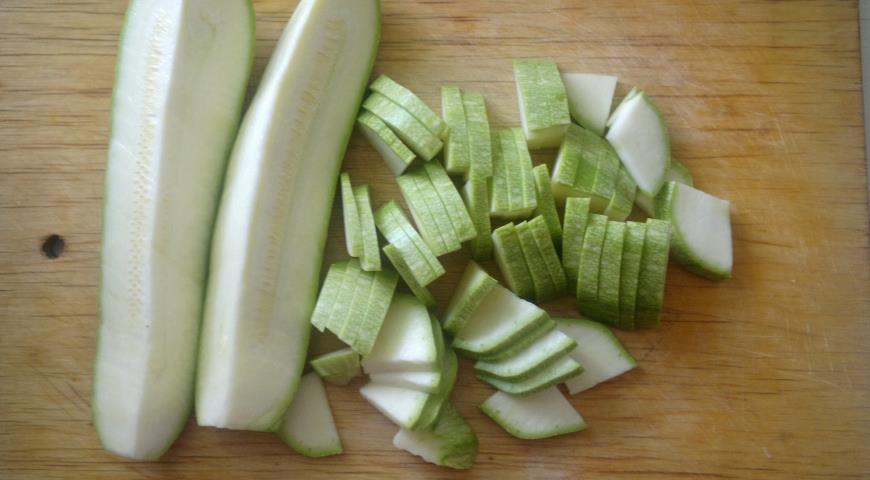 Фото приготовления рецепта: Овощная запеканка со шпинатом в сливочной заливке, шаг №1