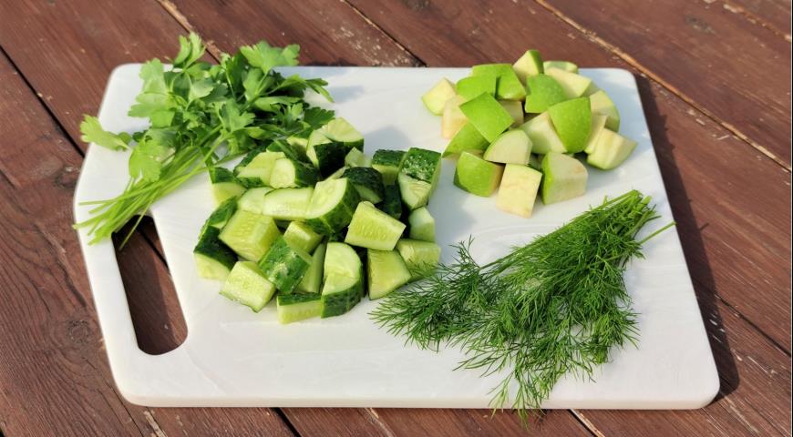 Фото приготовления рецепта: Огуречный смузи с яблоком и зеленью, шаг №1