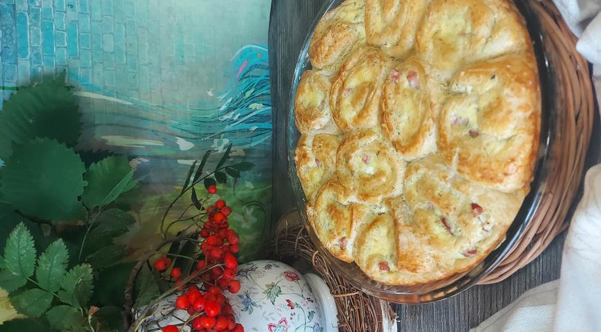 Фото приготовления рецепта: Пирог-ромашка с фетой и ветчиной, шаг №1