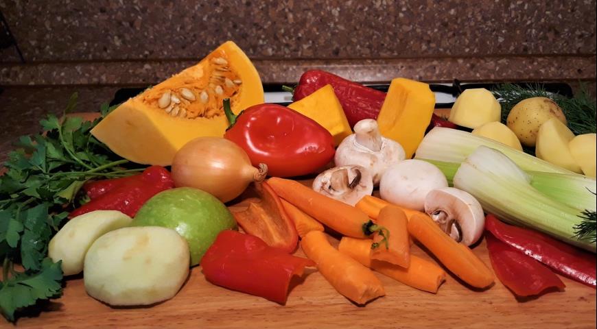 Фото приготовления рецепта: Суп-пюре из сезонных овощей, шаг №1