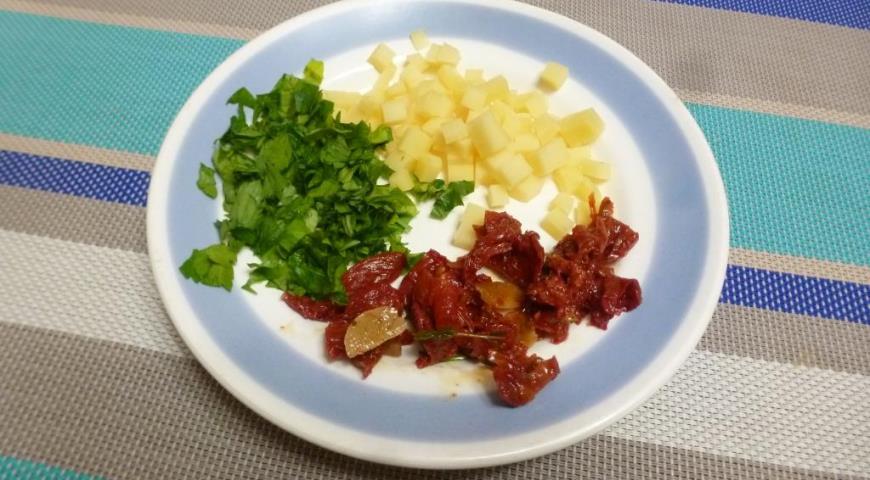 Фото приготовления рецепта: Куриная грудка, фаршированная вялеными томатами и сыром, шаг №2