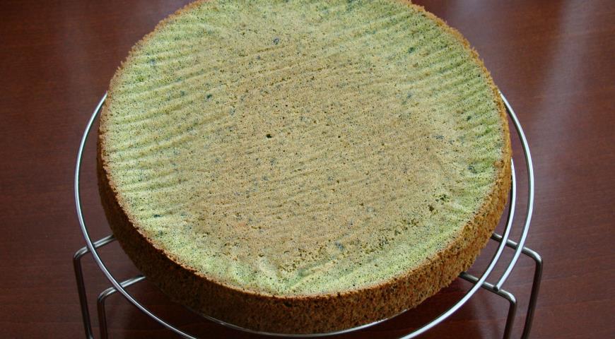 Фото приготовления рецепта: Торт Шпинат - малина- инжир, шаг №8