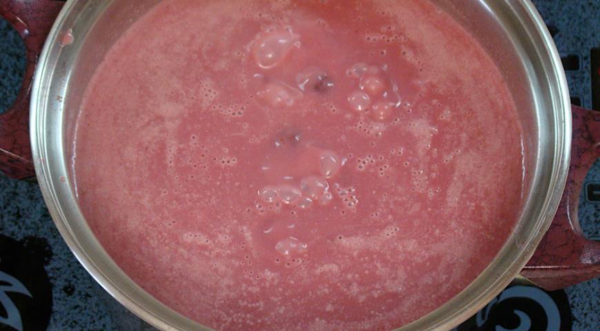 Фото приготовления рецепта: Меддьлевеш или вишневый суп, шаг №6