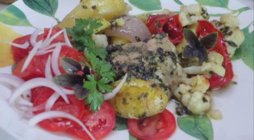 Фото приготовления рецепта: Курица с овощами под зеленым соусом, шаг №5