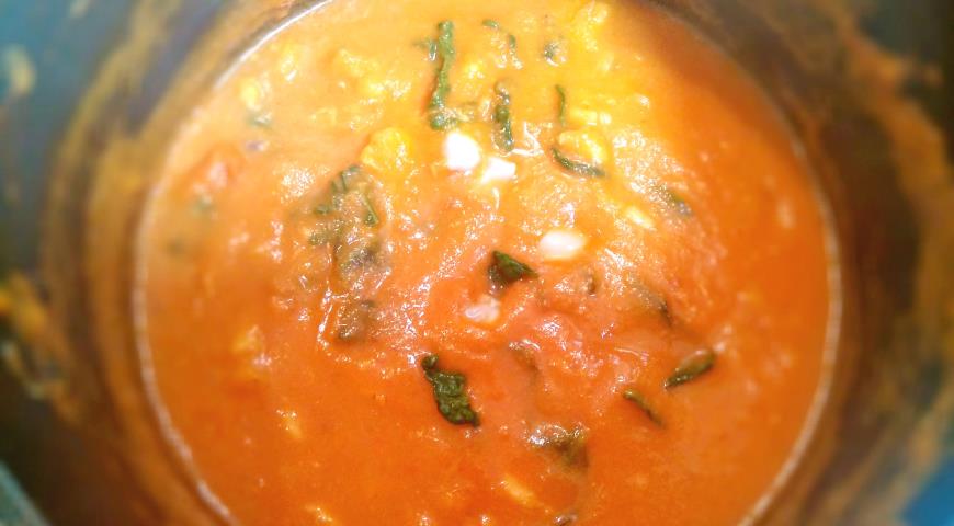 Фото приготовления рецепта: Овощной суп-пюре с рыбой и хреном , шаг №4