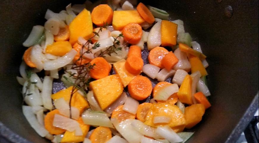 Фото приготовления рецепта: Овощной суп-пюре с рыбой и хреном , шаг №2