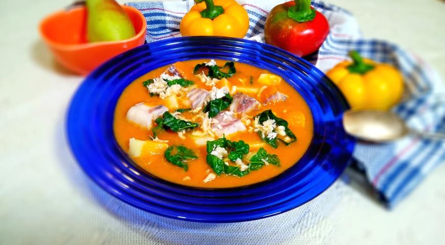 Фото приготовления рецепта: Овощной суп-пюре с рыбой и хреном , шаг №5