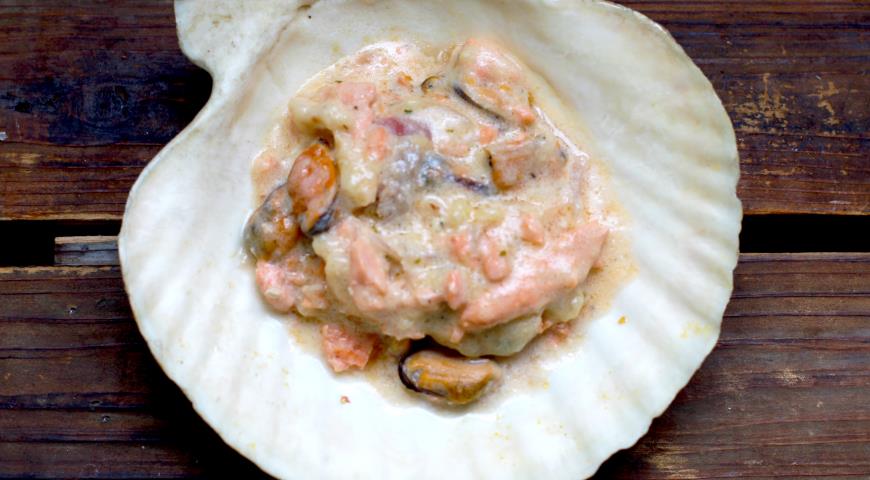Фото приготовления рецепта: Кокиль из лосося с мидиями, шаг №3