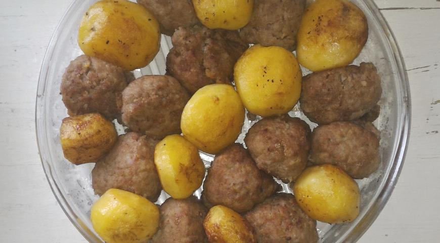 Фото приготовления рецепта: Фрикадельки с картофелем, запечённые в сливках, шаг №9