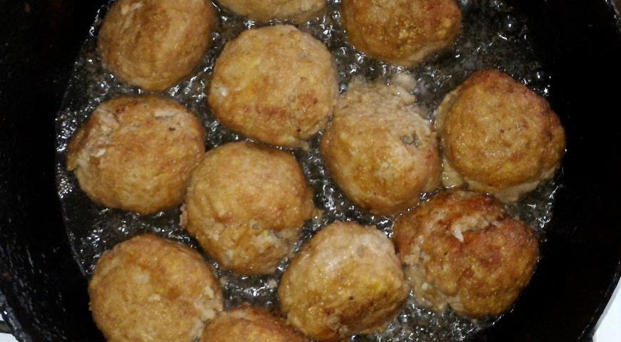 Фото приготовления рецепта: Фрикадельки с картофелем, запечённые в сливках, шаг №7