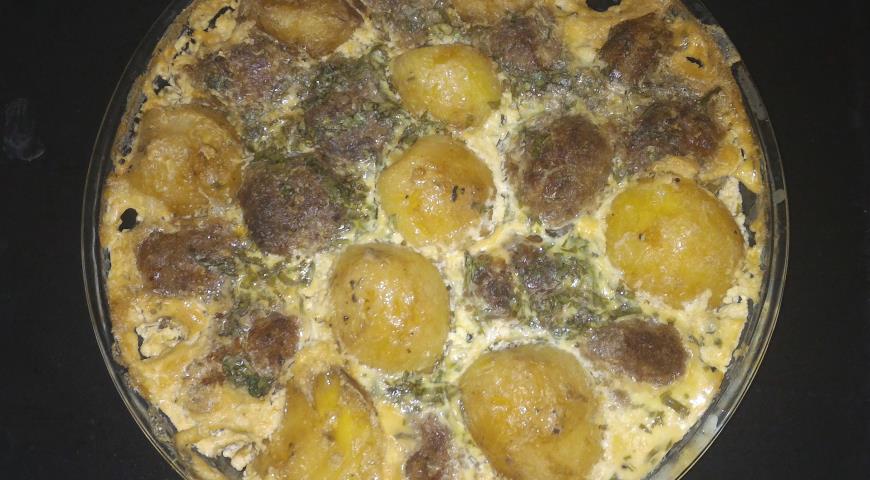 Фото приготовления рецепта: Фрикадельки с картофелем, запечённые в сливках, шаг №13