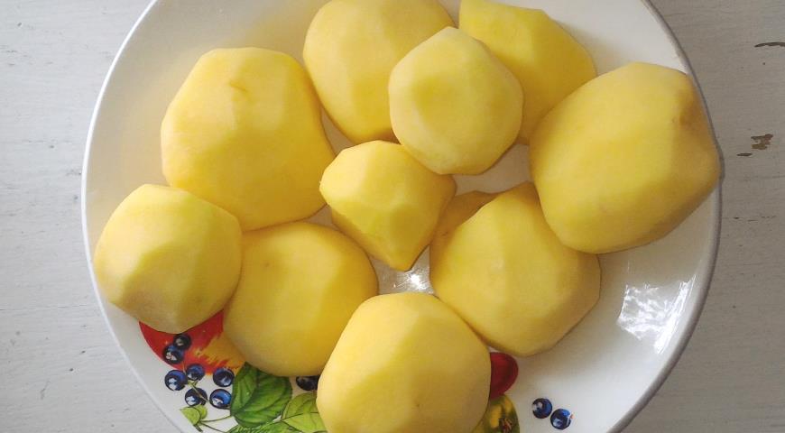 Фото приготовления рецепта: Фрикадельки с картофелем, запечённые в сливках, шаг №5