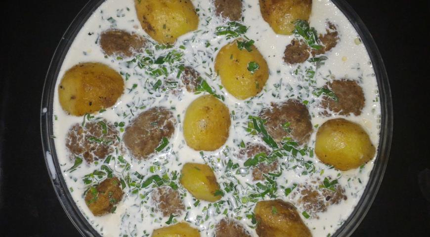 Фото приготовления рецепта: Фрикадельки с картофелем, запечённые в сливках, шаг №12