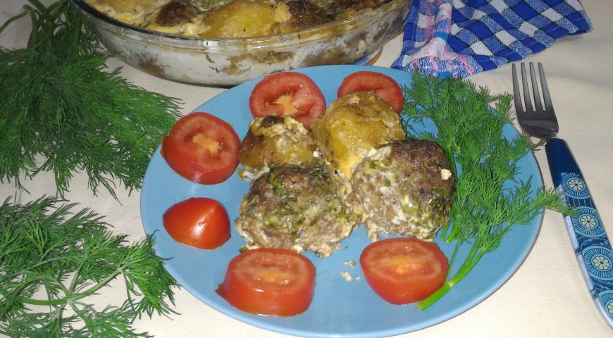 Фото приготовления рецепта: Фрикадельки с картофелем, запечённые в сливках, шаг №15