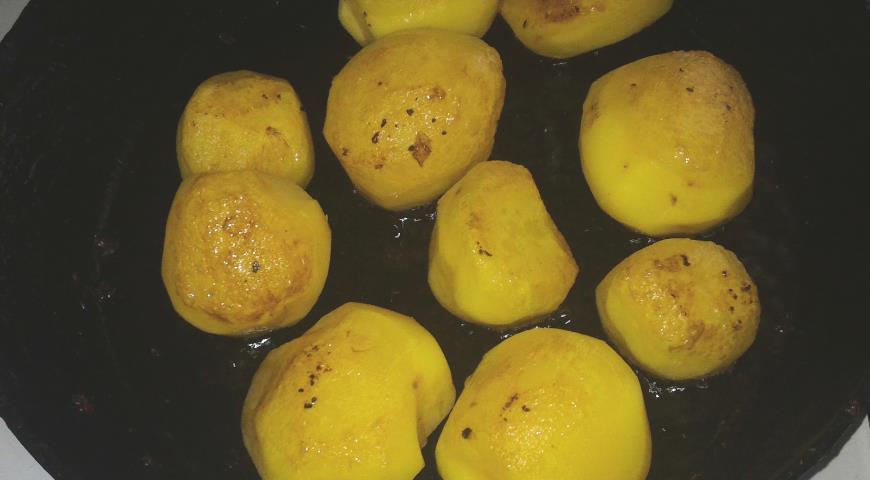 Фото приготовления рецепта: Фрикадельки с картофелем, запечённые в сливках, шаг №8