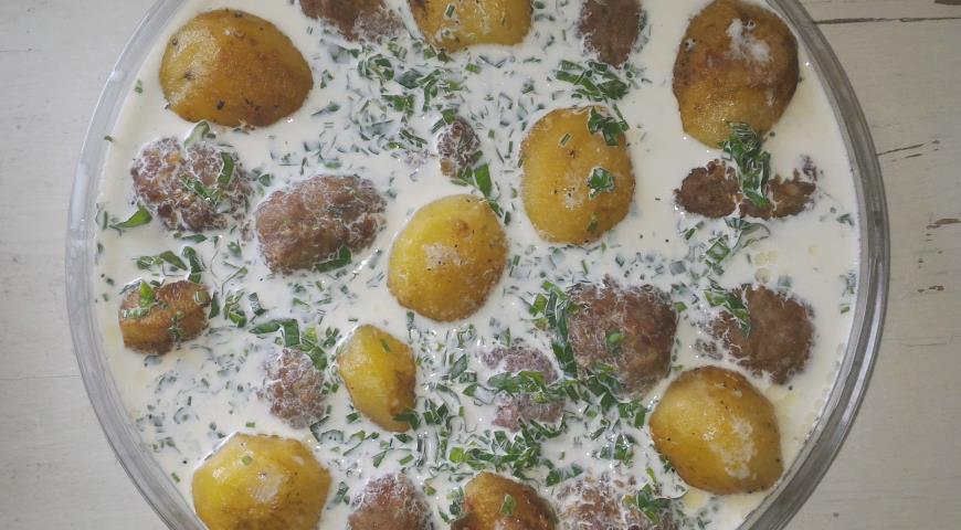 Фото приготовления рецепта: Фрикадельки с картофелем, запечённые в сливках, шаг №11