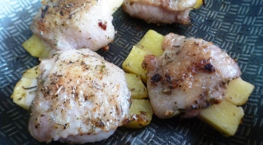 Фото приготовления рецепта: Куриные крылышки с картофелем в томатно-сливочном соусе, шаг №3