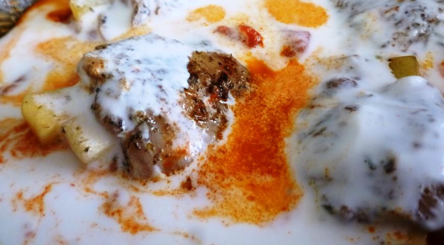 Фото приготовления рецепта: Куриные крылышки с картофелем в томатно-сливочном соусе, шаг №5