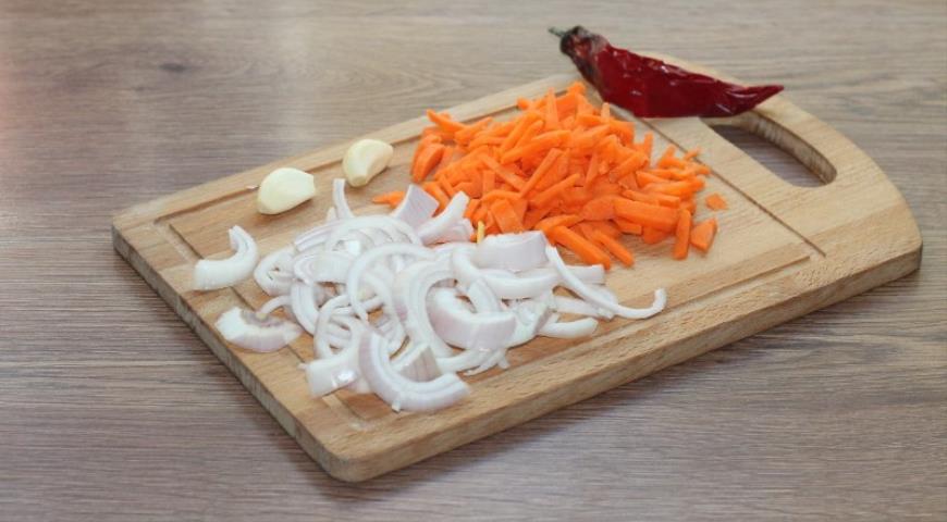 Фото приготовления рецепта: Сливочный паштет с курицей и овощами, шаг №2