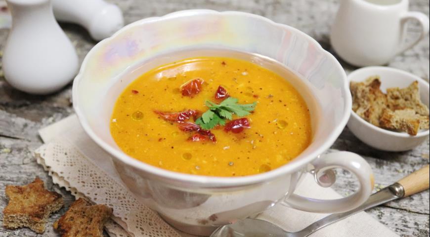 Фото приготовления рецепта: Томатный суп-пюре с сыром и вялеными томатами, шаг №5