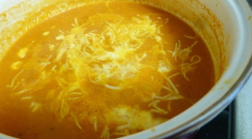 Фото приготовления рецепта: Томатный суп-пюре с сыром и вялеными томатами, шаг №4