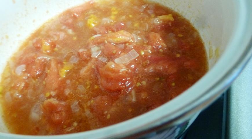 Фото приготовления рецепта: Томатный суп-пюре с сыром и вялеными томатами, шаг №2