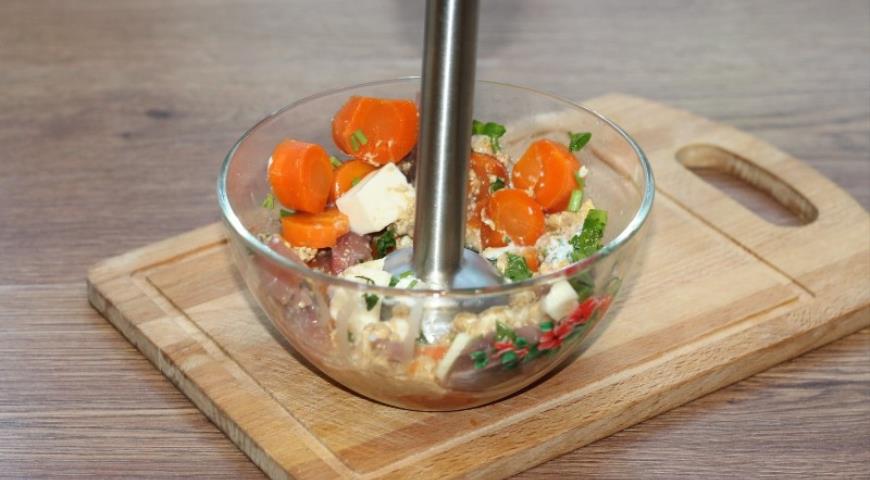 Фото приготовления рецепта: Паштет из сельди с морковью в винном соусе, шаг №7